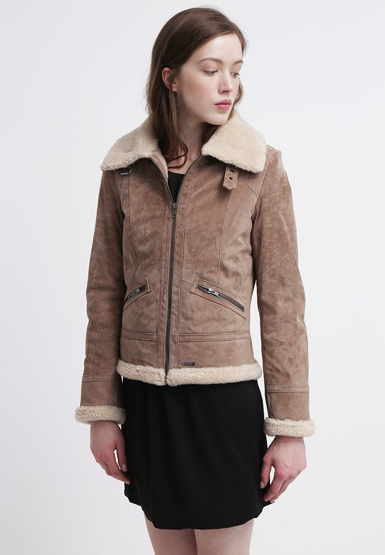 Vestes-en-cuir-femme