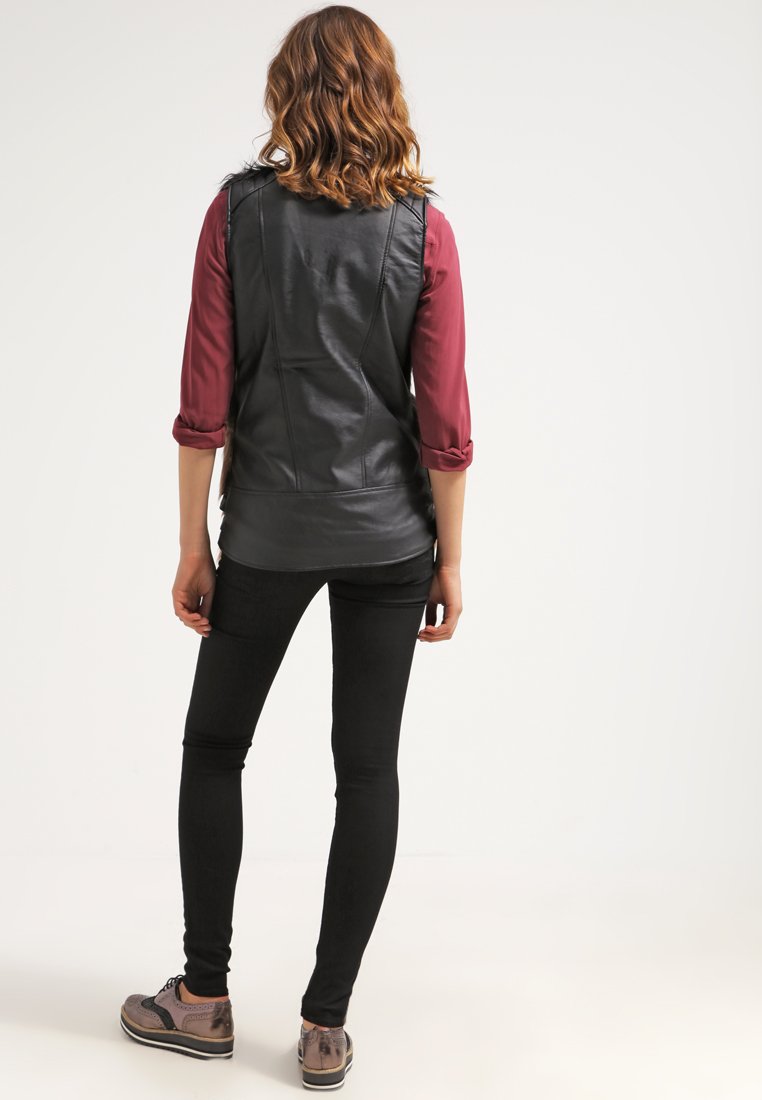 Veste-sans-manches-biscuit