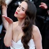 Cannes-en-mode-noir-et-blanc-sur-le-tapis-rouge