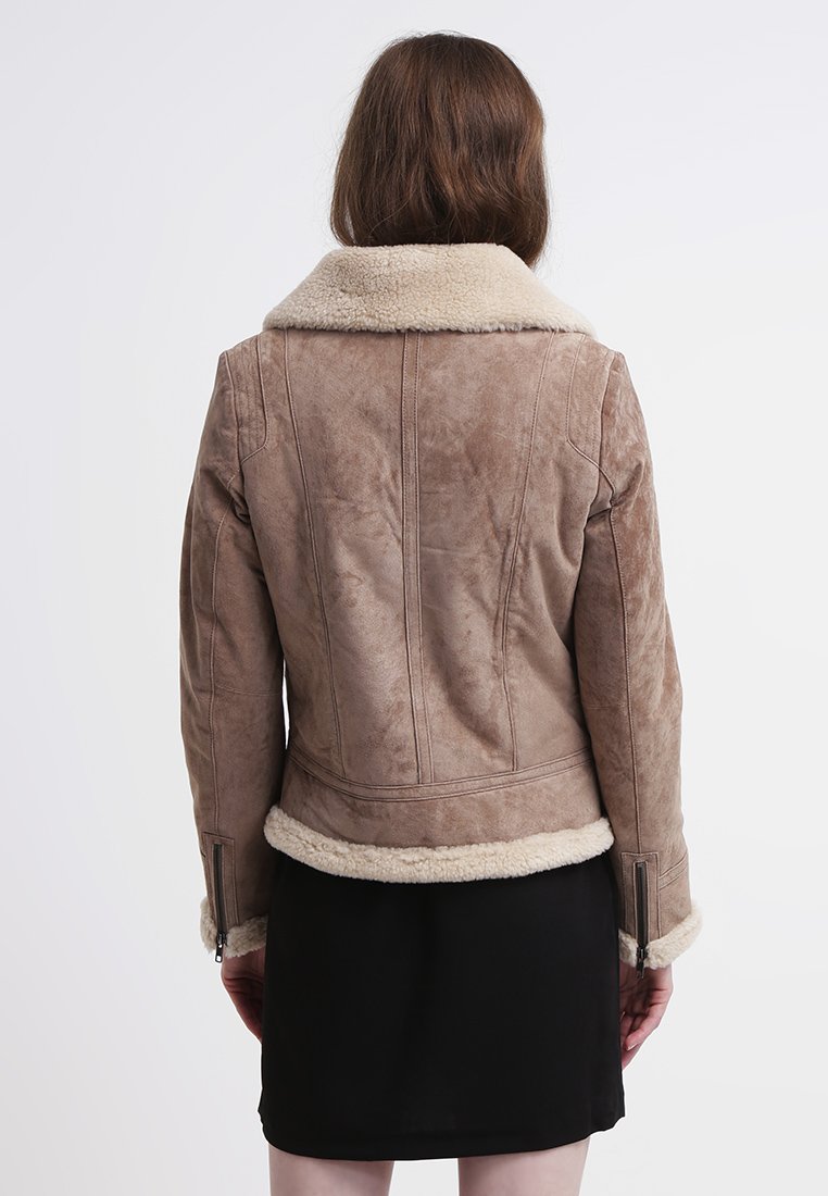 Vestes-en-cuir-femme