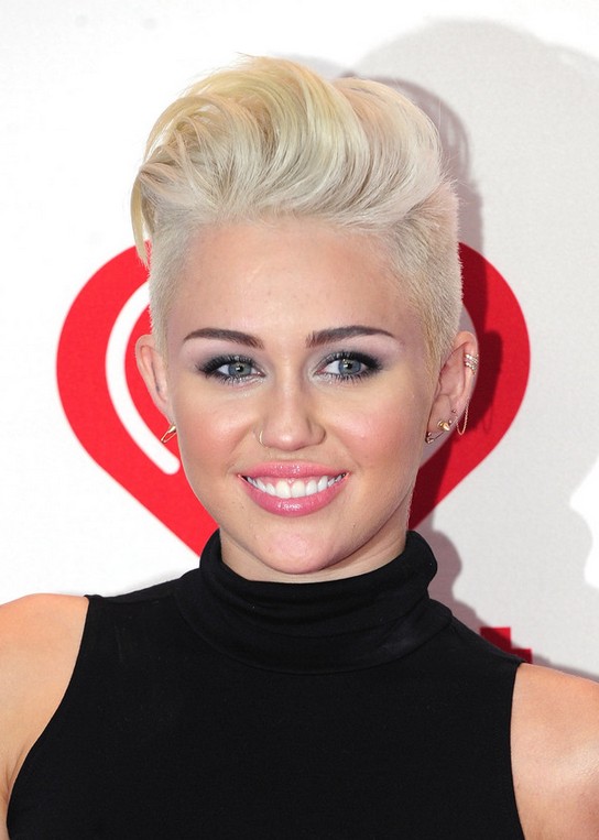 Refroidir-court-feminin-blonde-boy-cut-pour-les-adolescents