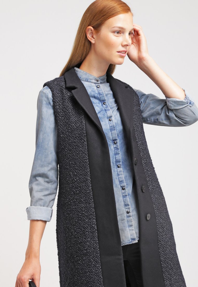 Vestes-sans-manches-femme