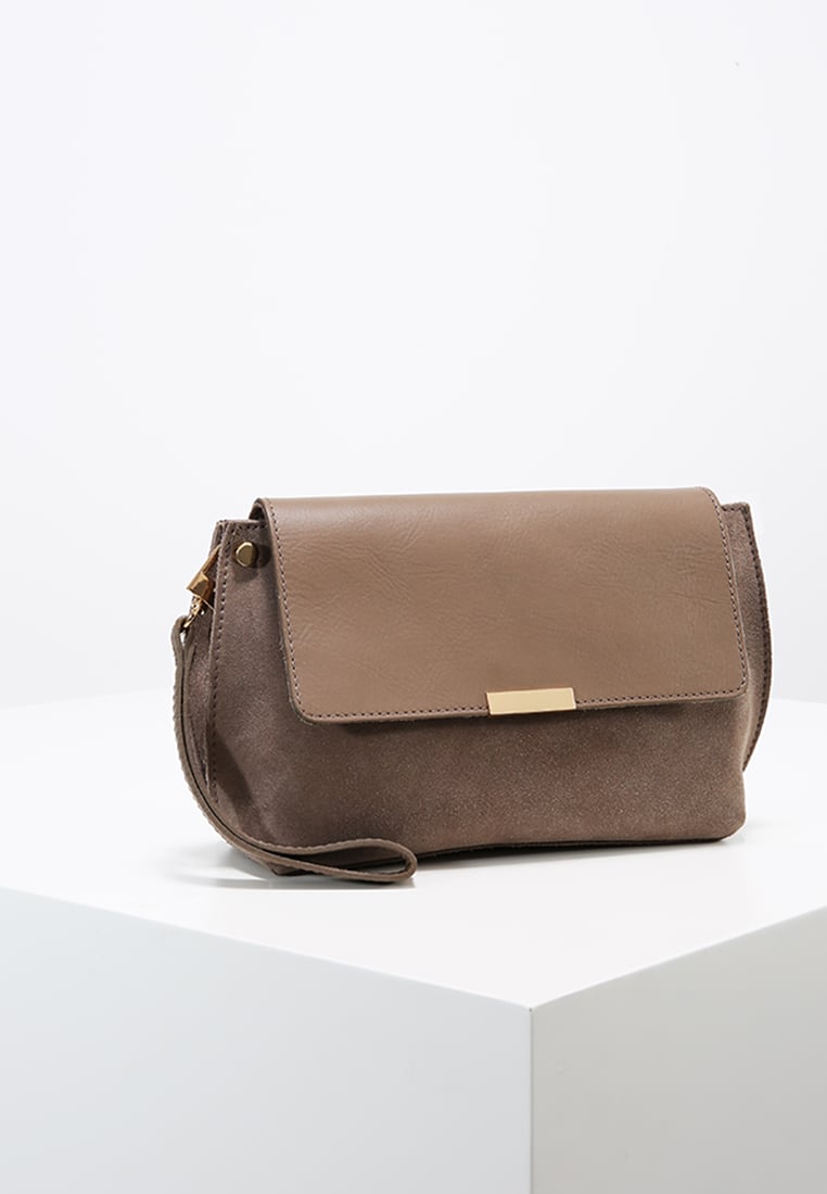 Pochette-taupe