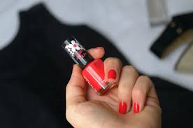 le-vernis-ongles-de-la-petite-robe-noire