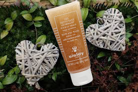 gel-nettoyant-gommant-pour-le-visage